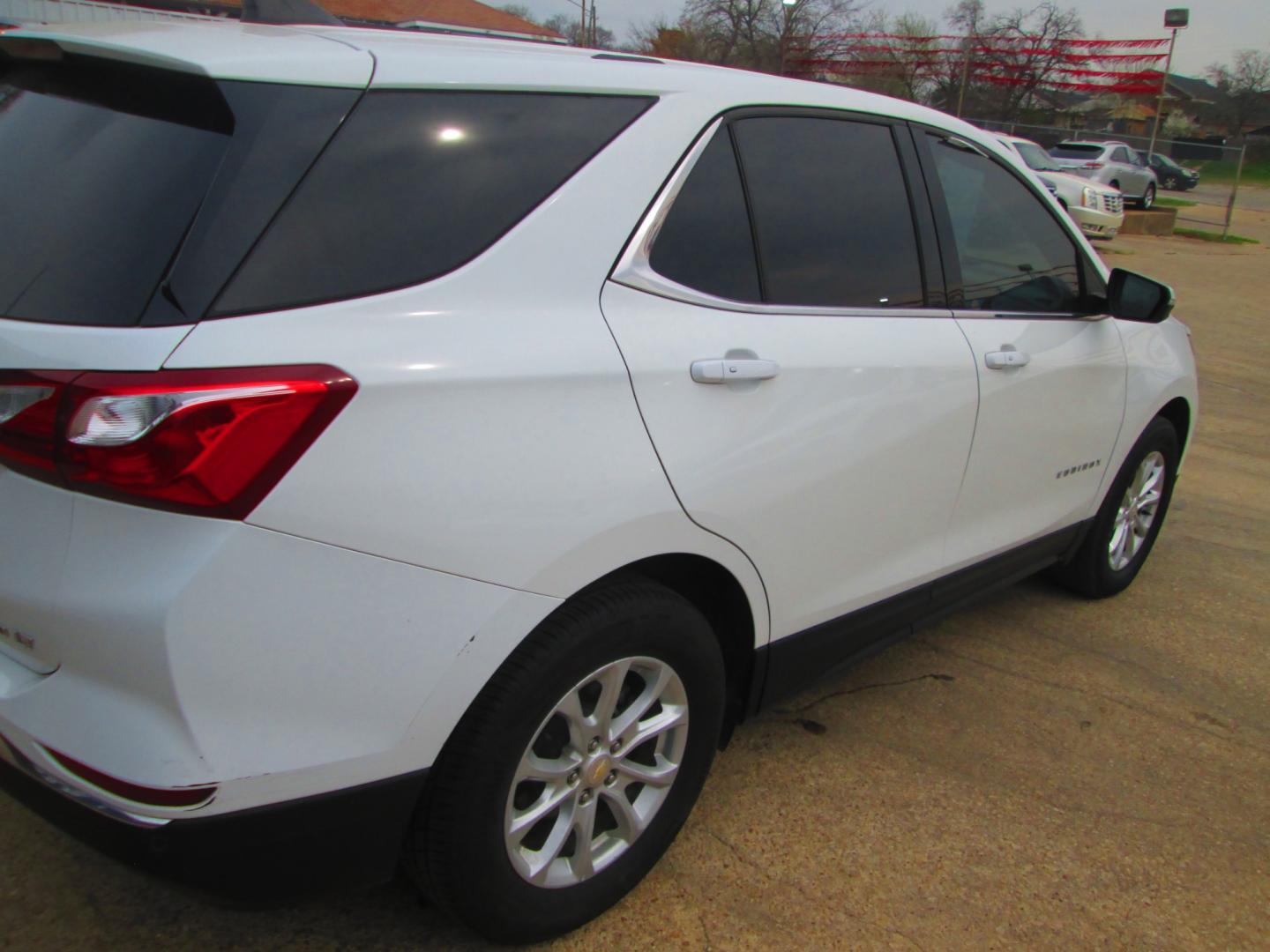 2019 WHITE Chevrolet Equinox LT AWD (2GNAXUEV2K6) with an 1.5L L4 DOHC 16V TURBO engine, 6A transmission, located at 1815 NE 28th St., Fort Worth, TX, 76106, (817) 625-6251, 32.795582, -97.333069 - Photo#4